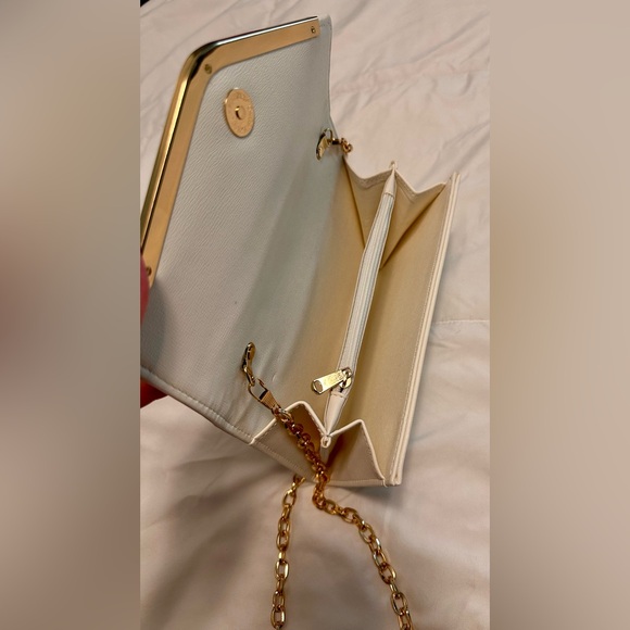 Elegant Ivory Shoulder Bag with Gold Chain - Picture 3 of 5